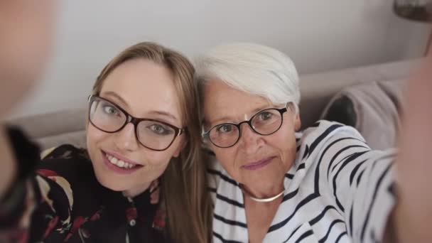 Mor och dotter tar en selfie ar som har ett videosamtal. Långsamma rörelser — Stockvideo