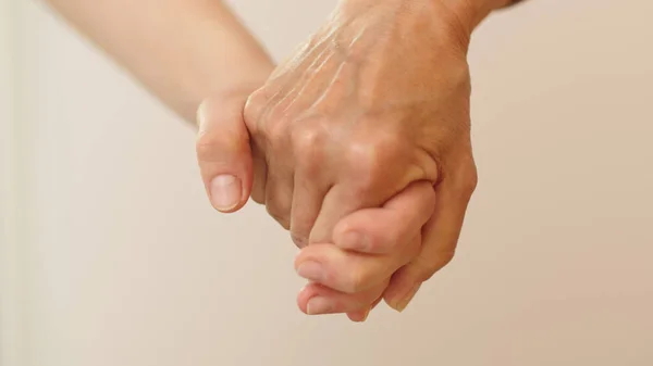 Mujer vieja y joven cogida de la mano. De cerca, aislado — Foto de Stock