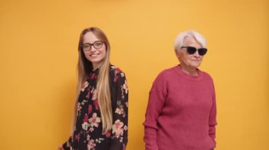 Havalı bir büyükanne ve genç bir kadın beşlik çakıyor. Stüdyo çekimi