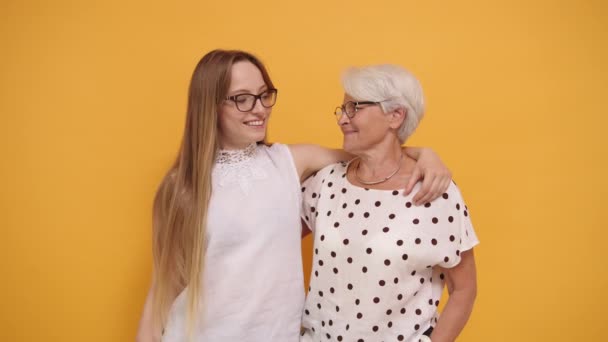 Stolze Mutter umarmt ihre erwachsene Tochter. Zeitlupenaufnahme im Studio — Stockvideo