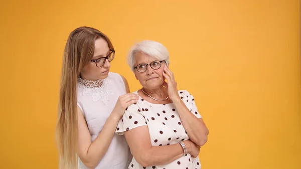 Young caucasian woman confronting senior lady after the bad news — Stock Photo, Image