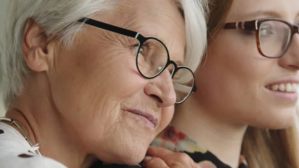Snímek hlavy šťastné mladé a starší ženy objímající se. Rodinné shledání — Stock fotografie