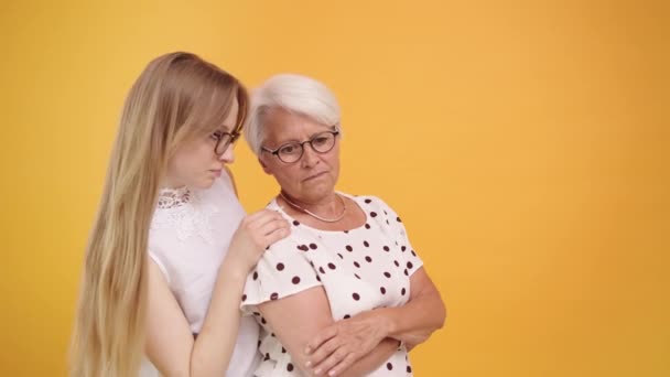 Jovem mulher acalmando senhora sênior depois de más notícias. Conceito de amor e cuidado familiar — Vídeo de Stock