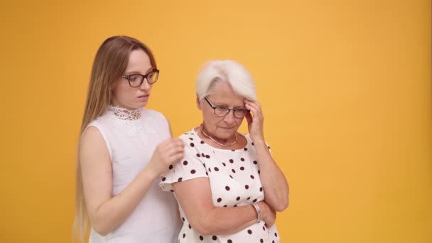 Ung, hvit kvinne konfronterer eldre dame etter de dårlige nyhetene. – stockvideo