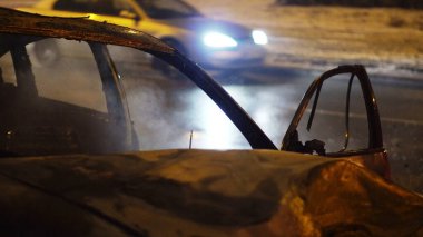 Yoğun çarpışmadan sonra yanmış bir arabanın yanında - Varşova, Polonya 'nın kış sokağı