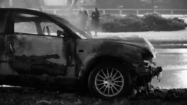 Warsaw, Poland, 01-29-2019 автомобильная авария. разбитое и сожженное транспортное средство на дороге на побережье — стоковое фото