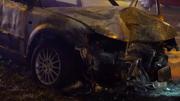 在冬季的夜间发生严重车祸后，汽车的前景被烧毁了 — 图库照片