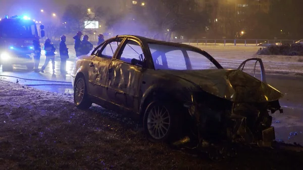 Пошкоджений автомобіль на місці зіткнення. — стокове фото