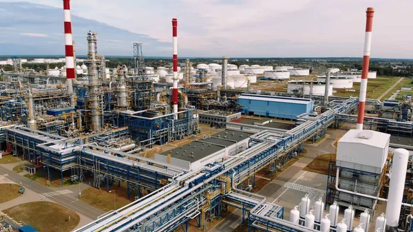 Βιομηχανικές εκπομπές CO2 από την υπερθέρμανση του πλανήτη διυλιστηρίου πετρελαίου πετροχημείας στο Γκντανσκ — Φωτογραφία Αρχείου