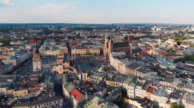 Krakow 'un havadan görünüşü, St. Marys Kilisesi ile şehir merkezinin ana meydanı.