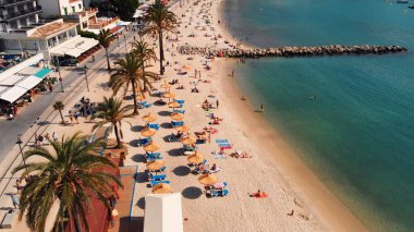 Port Soller, Mallorca 'daki kalabalık turist plajının kuş manzarası