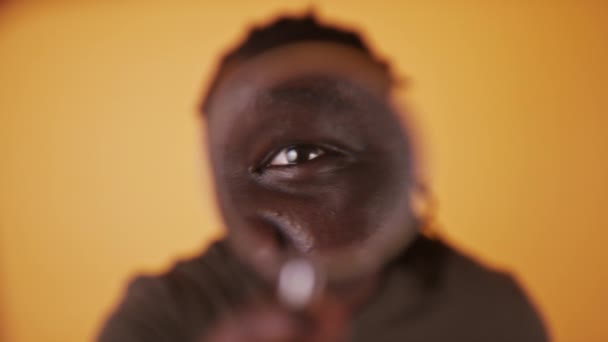 Портрет африканца, смотрящего в лупу — стоковое видео