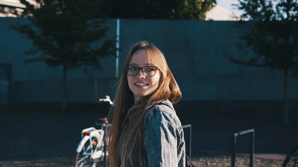 Retrato de una hermosa joven con gafas en el parque — Foto de Stock