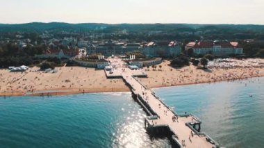 Polonya 'nın Sopot şehrinin manzarası. 2020 sezonunda. Kalabalık olmayan plaj