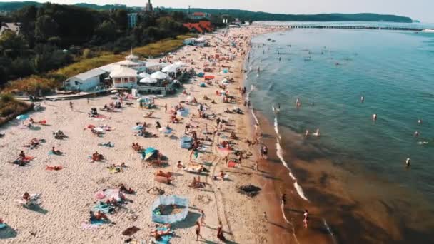 Sopot, Polska, 05.08.2020 - Sezon na plaży z dystansem społecznym - nowa normalna — Wideo stockowe
