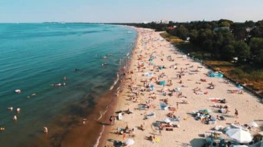 Sopot, Polonya, 05.08.2020 Sahilde sosyal mesafeli sezon