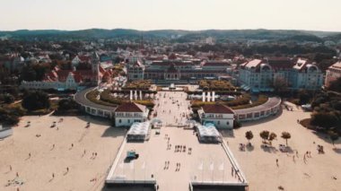 Sopot, Polonya, 05 Ağustos 2020 - Havacılık şehri, boş Meydan Kuracyjny 'ye yaklaşıyor, 2020 yazı.