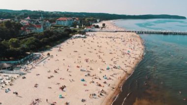 Polonya 'daki Sopot Resort Plajı. Turistler arasındaki sosyal mesafe 2020 'de normaldi.