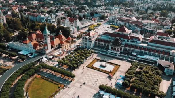 Sopot, Polonia, 05. agosto 2020 - Paisaje urbano aéreo, plaza vacía Kuracyjny, verano 2020 — Vídeo de stock