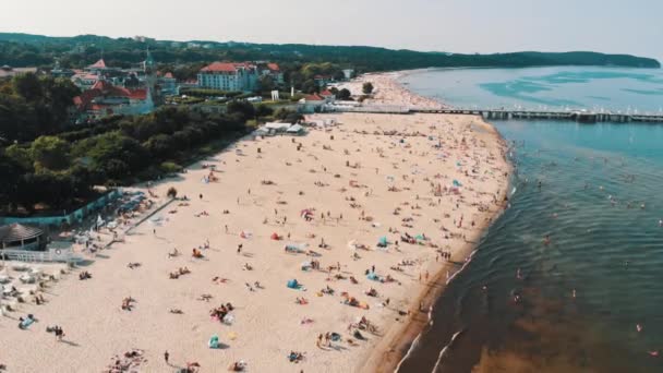 Plaża w Sopocie Resort w Polsce. Odległość społeczna między turystami jako nowa normalna w 2020 r. — Wideo stockowe