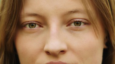 Kapalı yüz ifadesi, yeşil mavi gözlü güzel kadın. Çilli Doğal Güzellik.