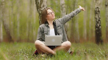 Genç bayan serbest çalışan parktaki temiz havanın tadını çıkarıyor. Sonbahar renkleri