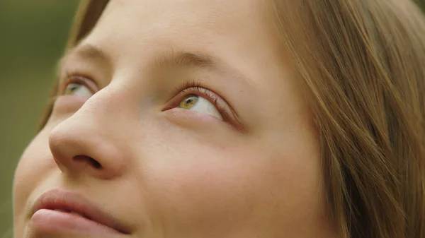Nahaufnahme einer lächelnden Kaukasierin mit grünen, azurblauen Augen, die nach oben schaut — Stockfoto