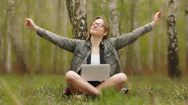 Jonge vrouwelijke freelancer geniet van de frisse lucht in het park. Herfst kleuren — Stockfoto