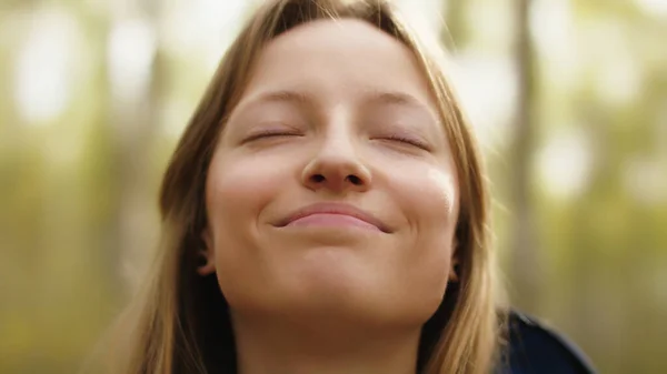 Natuurlijke schoonheid. jonge vrouw met cosed ogen en glimlach geniet van verse ai in het bos — Stockfoto