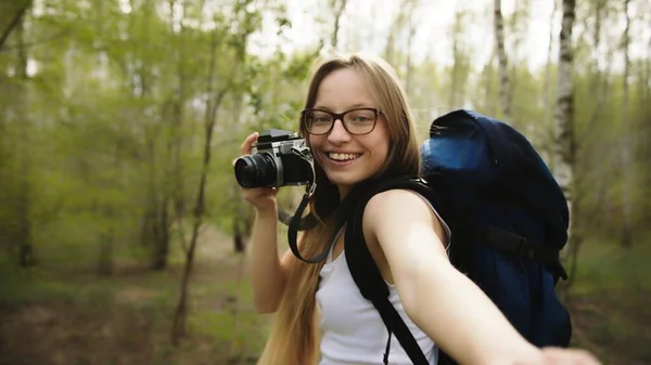 Una joven que lleva a su novio al bosque. concepto de vacaciones de luna de miel — Foto de Stock