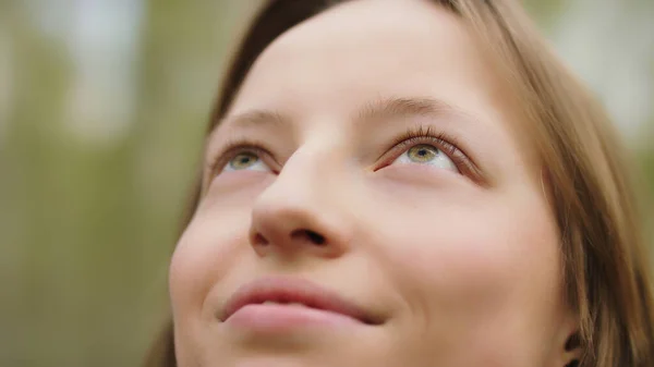 Naturschönheit. Junge Frau mit grünen Augen und zahmem Lächeln ohne Make-up in der Natur — Stockfoto
