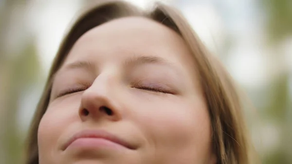 Natuurlijke schoonheid. jonge vrouw met cosed ogen en glimlach geniet van verse ai in het bos — Stockfoto