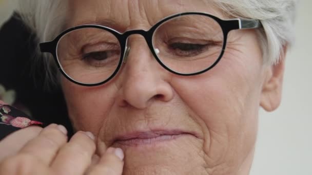 Portrait d'une dame âgée inquiète câlinant la main d'une jeune femme sur son épaule — Video