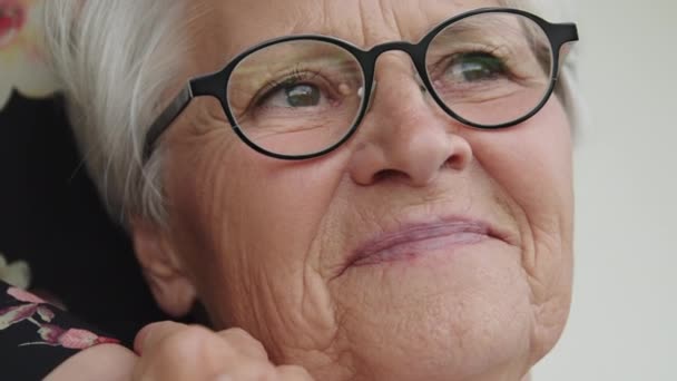 Portrait de dame âgée câlinant la main d'une jeune femme sur son épaule — Video