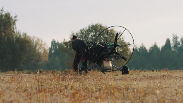 Paramotorgliding. Homem desembarcou com sucesso no campo — Vídeo de Stock