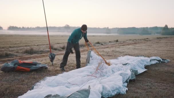 Paramotorgliding. Atterrissage réussi, parachutiste de déliement de planeur. — Video