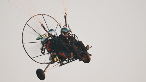 Tandem Paramotor Gliding - deux hommes volant et planant dans les airs — Video