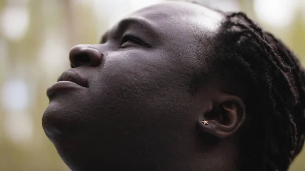 Close-up van een Afrikaan die in de lucht kijkt. Zwarte levens zijn belangrijk. — Stockfoto