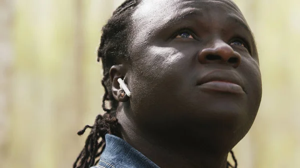 Las vidas negras importan. Retrato del hombre africano con los ojos rojos mirando hacia arriba —  Fotos de Stock