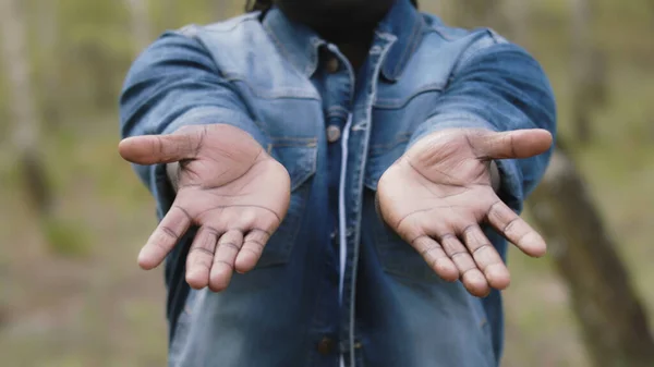 彼の手の手のひらを示すアフリカ人の男。黒人の命 — ストック写真