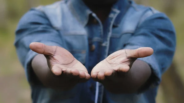 De cerca. Africano poniendo las palmas abiertas juntas — Foto de Stock