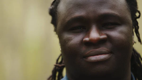 Close up retrato de um homem negro africano, foco suave — Fotografia de Stock