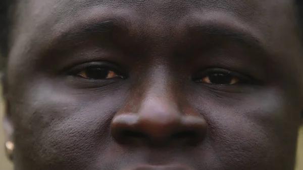 Na černých životech záleží. Zblízka záběr afrického muže se smutnýma červenýma očima se slzami — Stock fotografie