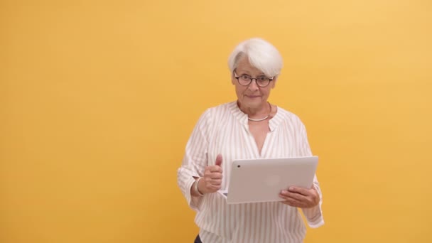 Eccitato felice donna anziana mostrando pollici dopo aver guardato lo schermo del computer portatile — Video Stock