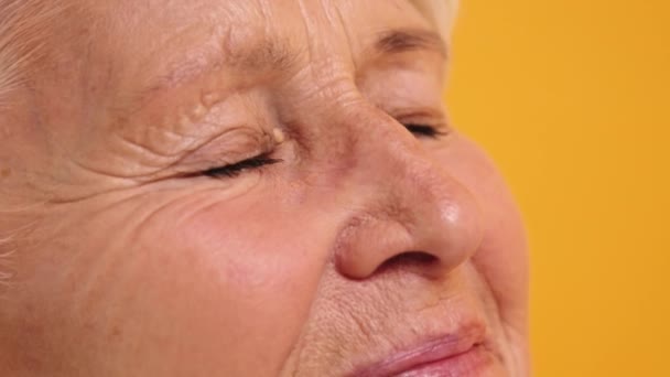 Blisko ujęcia zielonych oczu starszej smutnej kobiety — Wideo stockowe