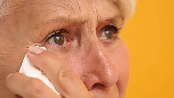 Close up de triste mulher idosa vulnerável enxugando suas lágrimas — Fotografia de Stock