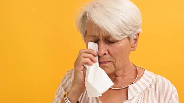 Πορτρέτο της μοναχικής θλιμμένης ευάλωτης γριάς που σκουπίζει δάκρυα — Φωτογραφία Αρχείου