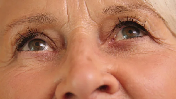 Macro shot of a green eye with wrinkles of an elderly woman — Stock Image Macro shot of a green eye with wrinkles of an elderly woman Stock Photo