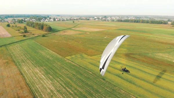 Paramotor Tandem siklik és repül a levegőben. Fénymásolási hely — Stock Fotó