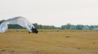 Paramotor süzülüşü kaldırma veya uçuşu başlatıyor 